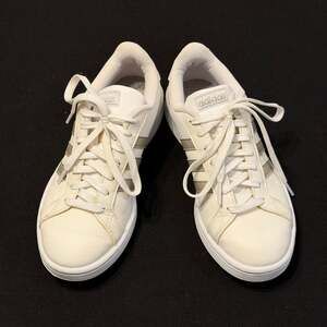 Adidas Grand Court White and Silver/Grey Leather Sneakers Women’s sz 6.5